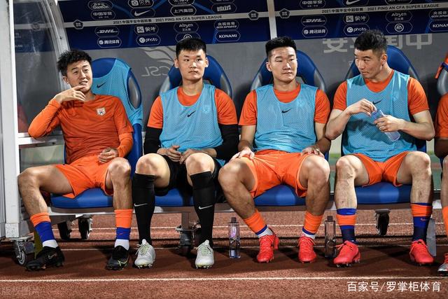 广东冲冠意外频发，队长徐杰续约陷僵局，胡明轩膝盖鼓包照曝光